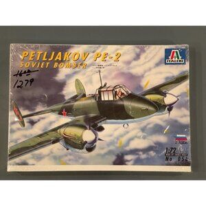 ITALERI  1/72 PETLJAKOV PE-2 SOVIET BOMBER Plastic Model Kit #056 I16